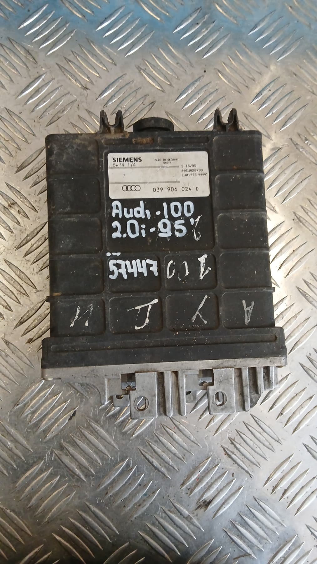 Компютър Audi 100 2.0 1995 039906024D 5WP4174 100 (C4) (1990-1994)