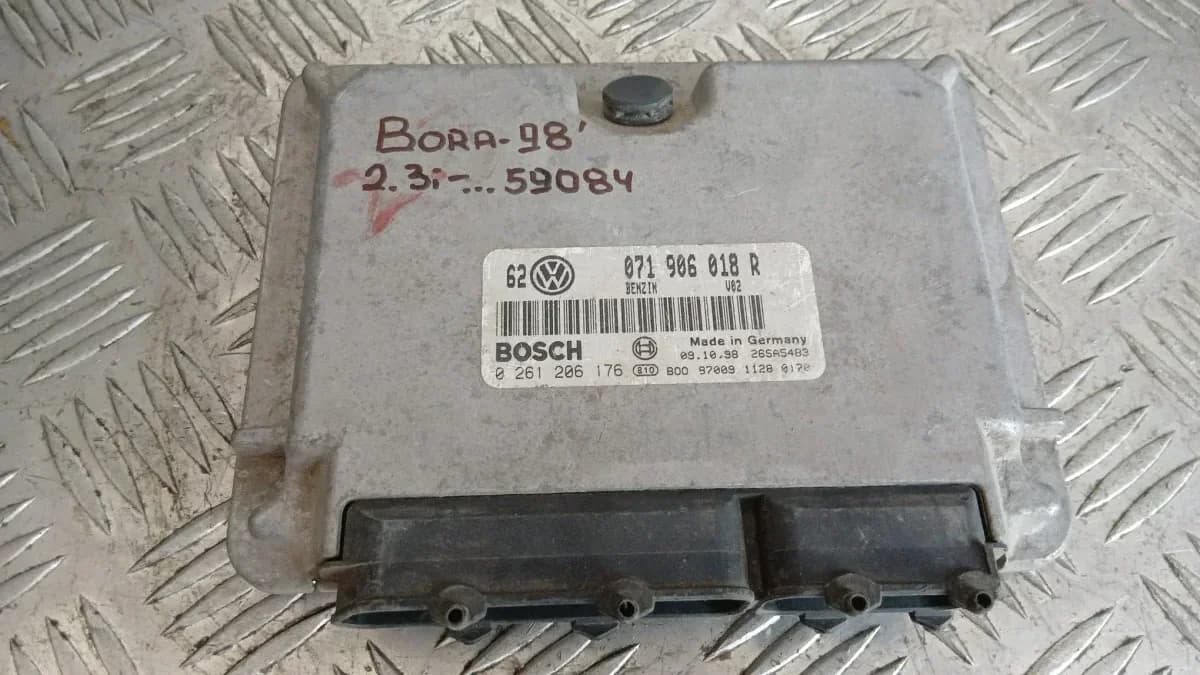 Компютър VW Bora 2.3i 1998 071906018R 0261206176 Volkswagen Bora (1998-2005)
