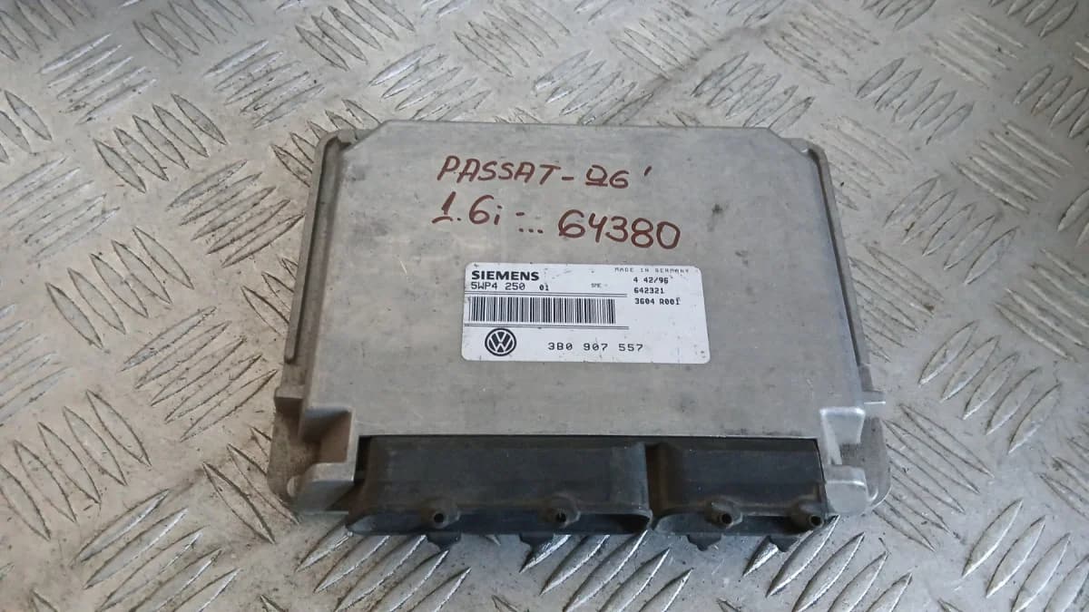 Компютър VW Passat 1.6i 1996 3B0907557 5WP4250 Volkswagen Passat (B5; B5.5) (1996-2005)