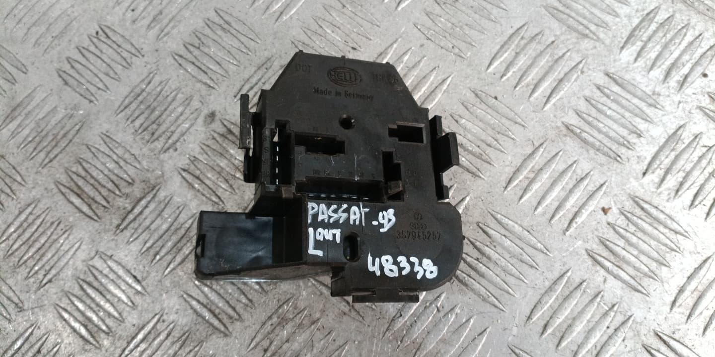 Платка стоп VW Passat 1993г.(ляв външен) 357945257 EB Volkswagen Passat (B3) (1988-1993)